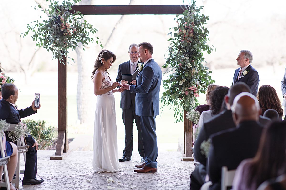 texas-outdoor-wedding-picture-bouquet-studio_0002
